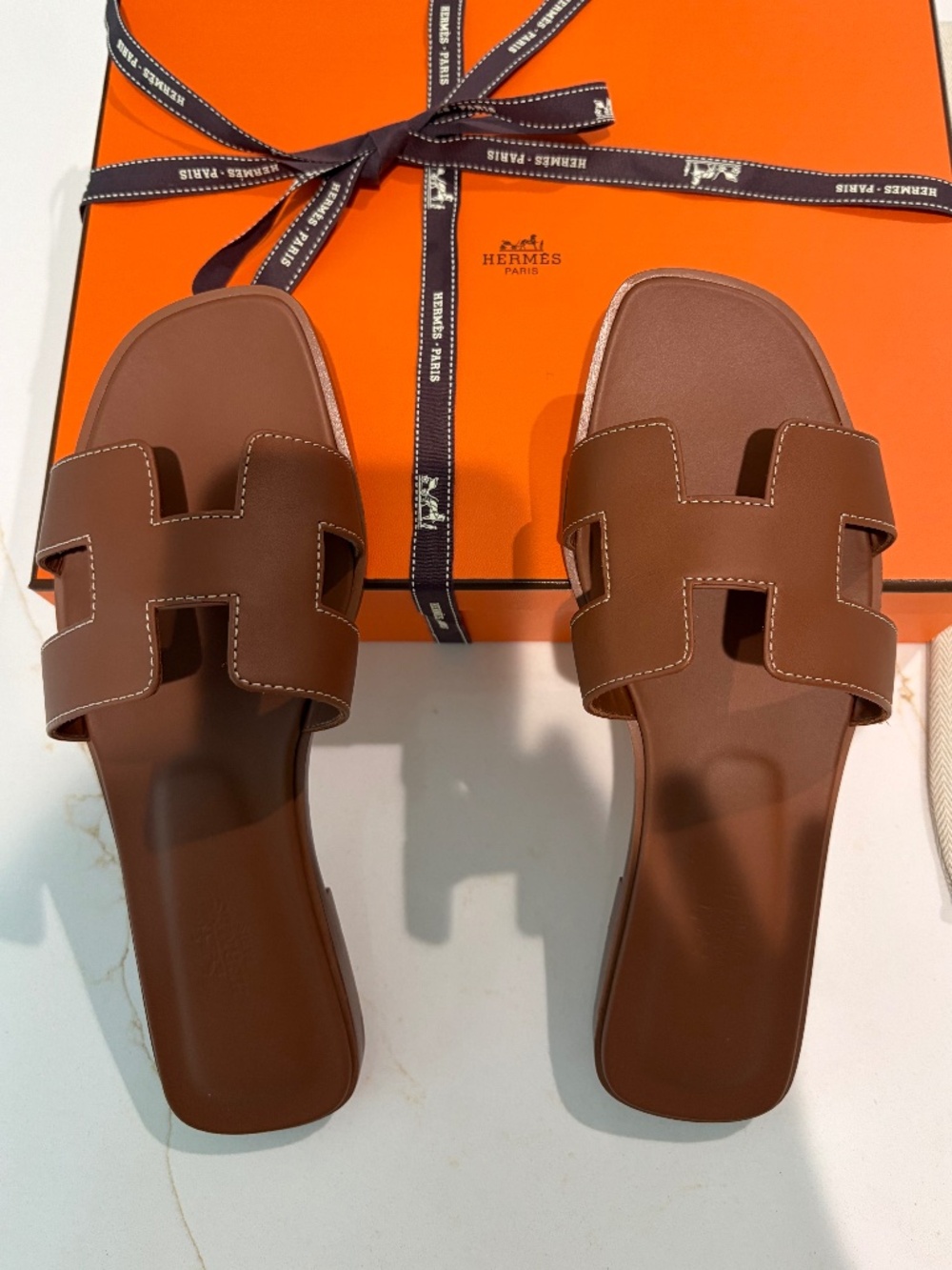 🤎 HERMÈS ORAN SANDALS 🤎 ✨NWOT✨• Worn Once!! • The Iconic Gold Color ✨ • sz 38 - Picture 3 of 6
